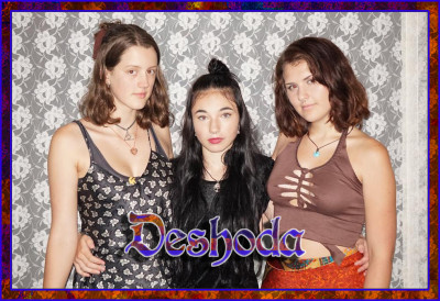 Dashoda Up and coming 3 piece vocal harmony group 'DESHODA' : Kuwani Li - Audrey Spence - Daisy Larkin